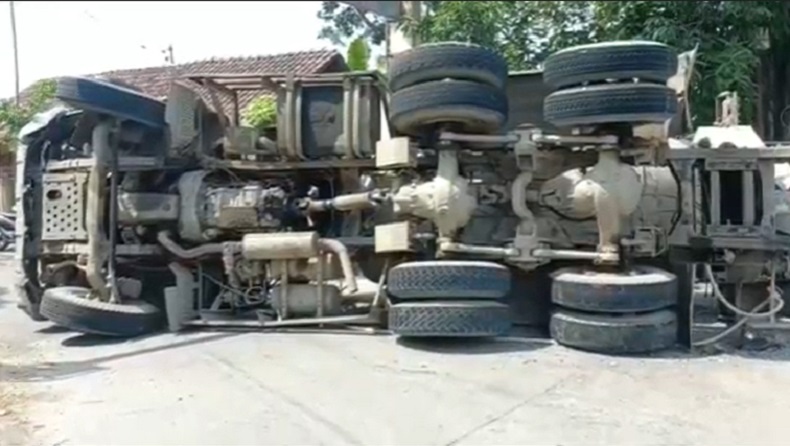 Truk Molen di Mojokerto Terguling Ditabrak Fuso, Sopir Selamat 