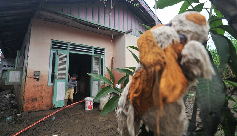 Banjir Kota Bengkulu Berangsur Surut, Sisa-Sisa Lumpur Penuhi Rumah - Bagian 3
