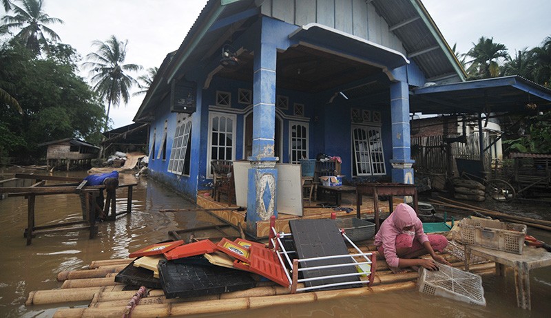 Banjir Kota Bengkulu Berangsur Surut, Sisa-Sisa Lumpur Penuhi Rumah - Bagian 1