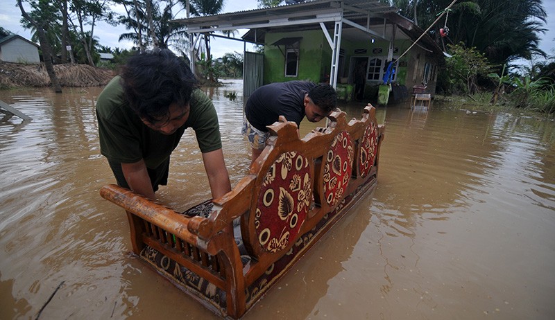 Banjir Kota Bengkulu Berangsur Surut, Sisa-Sisa Lumpur Penuhi Rumah - Bagian 2