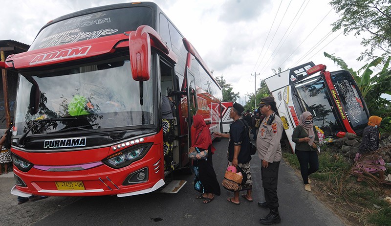 Bus Bawa 60 Peziarah Terguling di Jalan Klaten-Bayat - Bagian 2