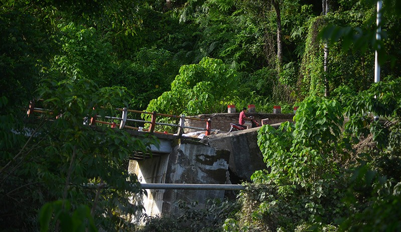 Berbahaya, Jembatan Amblas di Padang Pariaman Tetap Dilewati Warga - Bagian 2