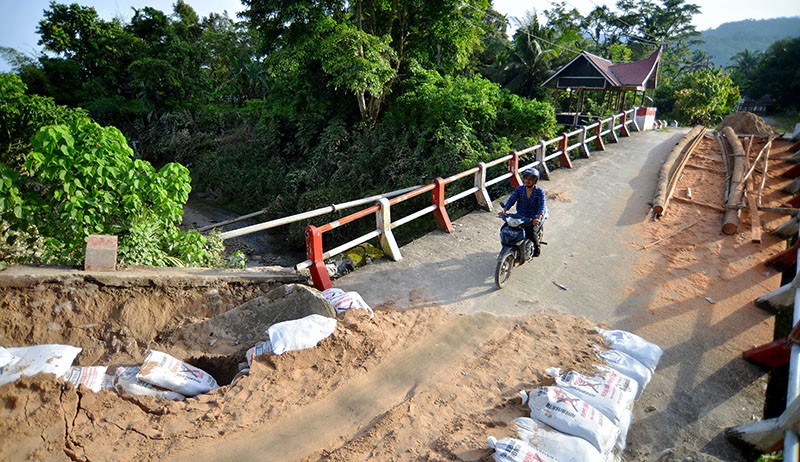 Berbahaya, Jembatan Amblas di Padang Pariaman Tetap Dilewati Warga - Bagian 1
