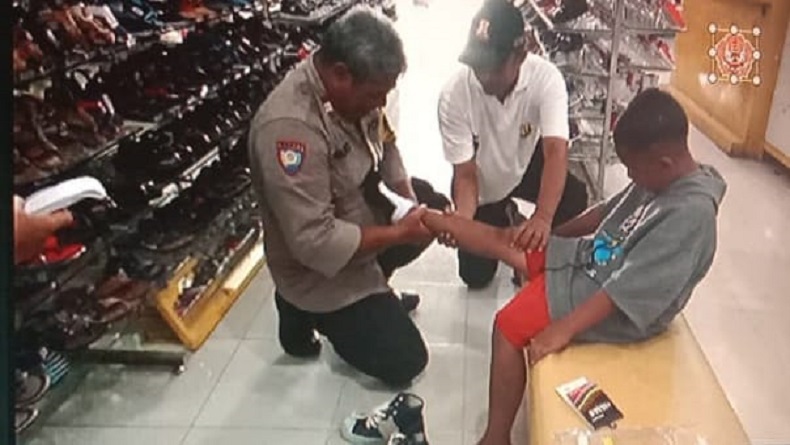 Bhabinkamtibmas di Solo Belikan Sepatu untuk Anak yang Sempat Putus Sekolah