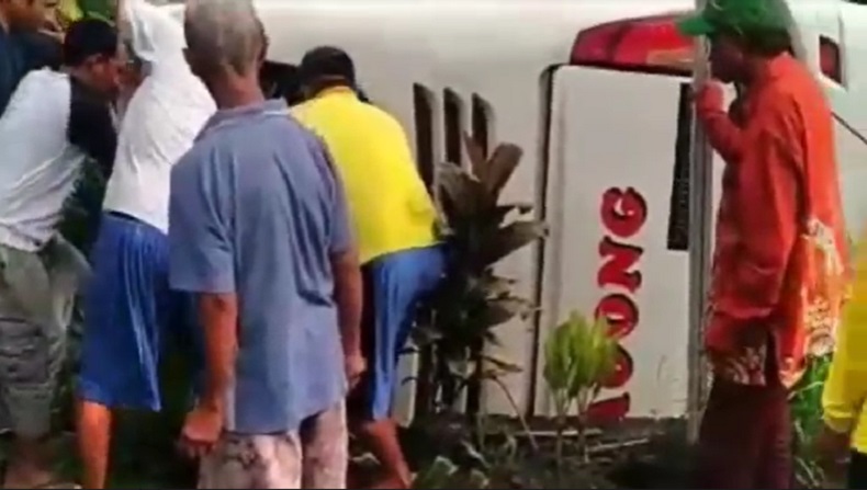 Bus Berpenumpang 60 Orang Terguling di Kediri, Evakuasi Dramatis 