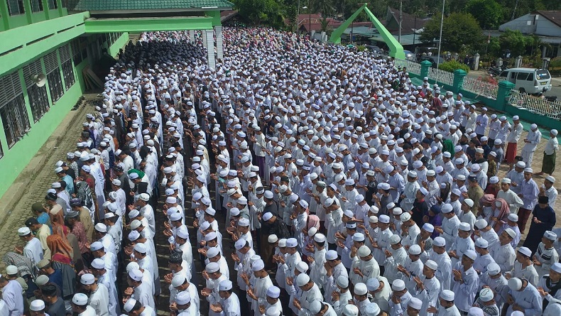 Haru, 14.000 Jemaah Salatkan Jenazah Santri Musthafawiyah yang Tewas di Sungai