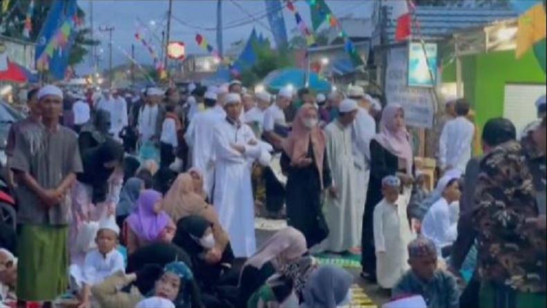 Haul Guru Sekumpul, Ribuan Jemaah Salat Magrib Berjamaah sampai ke Jalan Raya