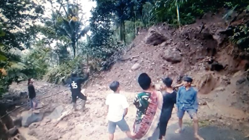 Akses Jalan Tertutup Material Longsor Ratusan Warga Di Purbalingga Terisolasi 7426