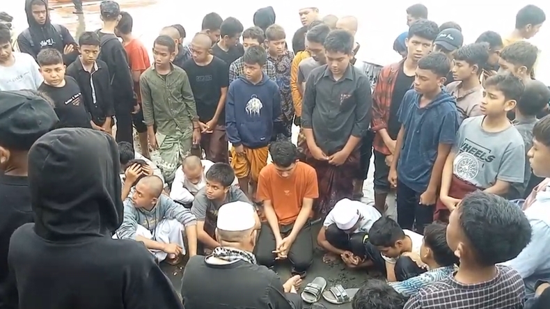Teman Hilang Tenggelam, Ratusan Santri Bacakan Salawat di Pinggir Pantai Islami Aceh