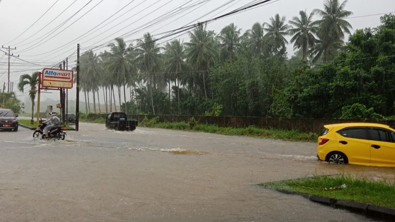 Banjir di Manado Meluas, Jalan Raya Sulit Dilewati Kendaraan 