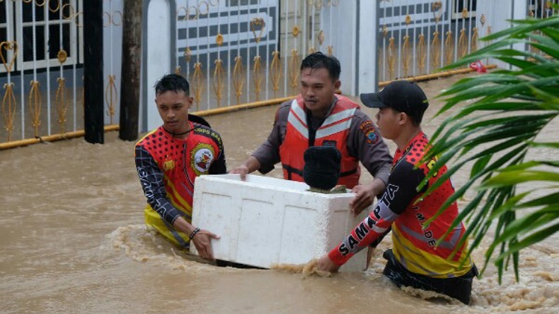 6 Warga Terjebak Banjir di Ternate Tanjung, Samapta Polda Sulut dan Basarnas Evakuasi