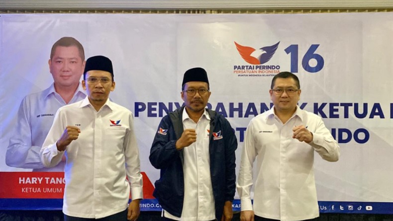 HT Serahkan SK Ketua DPW Partai Perindo NTB kepada Khairul Rizal Suami Wagub NTB