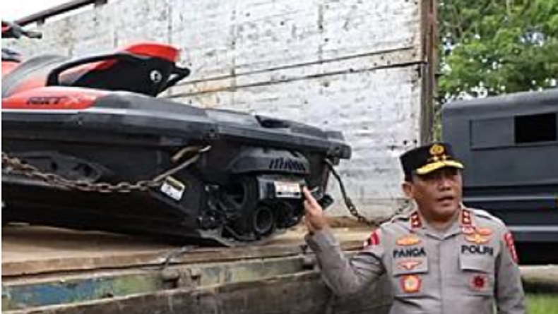 Polda Sumut Kerahkan 4 Tronton Angkut Barang Bukti Judi Online Apin BK, Ada 21 Unit Jetski