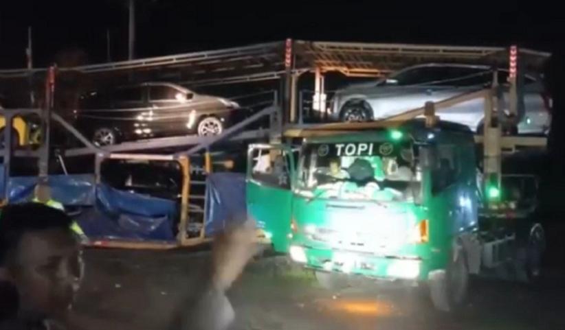 Duh! Kereta Api Tabrak Tronton Pengangkut Mobil, Sejumlah Mobil Baru Rusak Parah