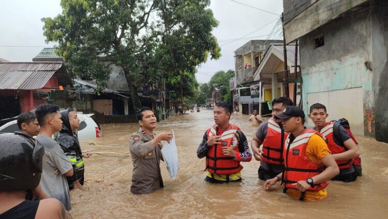 Polresta Manado Evakuasi Masyarakat Korban Banjir, Personel Sebar Perahu Karet