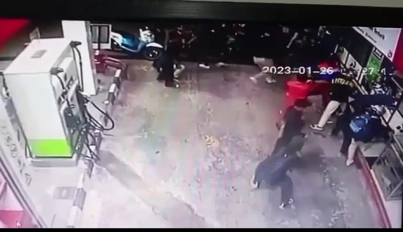 Viral Detik-Detik Sekelompok OTK Berpakaian Serba Hitam Keroyok Pemuda di Banyuwangi