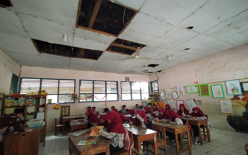 Bangunan SDN Dukuh Indramayu Memprihatinkan, Plafon Lapuk dan Rawan Ambruk