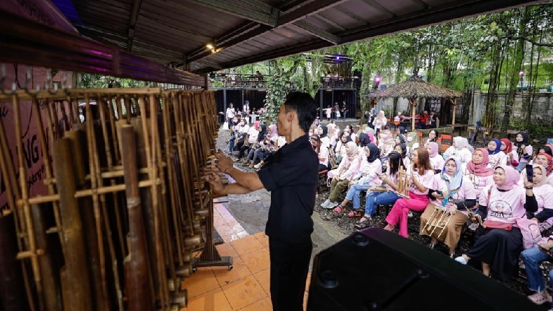 Lestarikan Alat Musik Tradisional, Ratusan Perempuan Bandung Belajar Mainkan Angklung