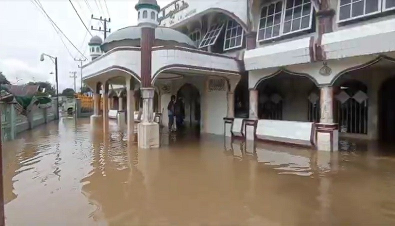 Sungai Martapura Meluap, Masjid dan Permukiman Warga Terendam Banjir