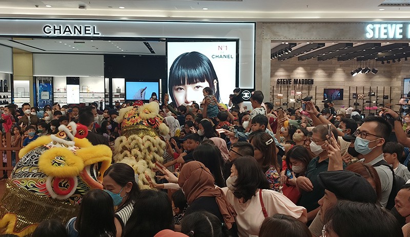 Pusat Perbelanjaan Membeludak, Pengunjung Antusias Nonton Barongsai - Bagian 8