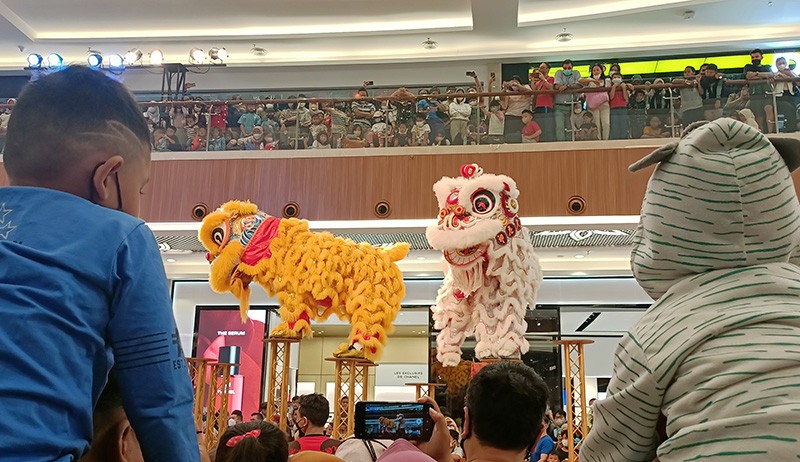 Pusat Perbelanjaan Membeludak, Pengunjung Antusias Nonton Barongsai - Bagian 6