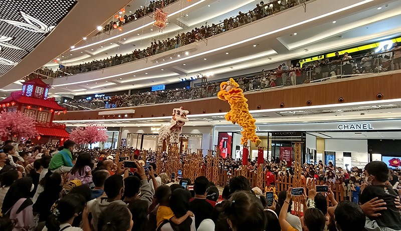 Pusat Perbelanjaan Membeludak, Pengunjung Antusias Nonton Barongsai - Bagian 2