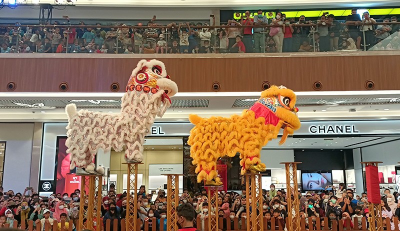 Pusat Perbelanjaan Membeludak, Pengunjung Antusias Nonton Barongsai - Bagian 5