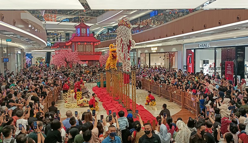 Pusat Perbelanjaan Membeludak, Pengunjung Antusias Nonton Barongsai - Bagian 1