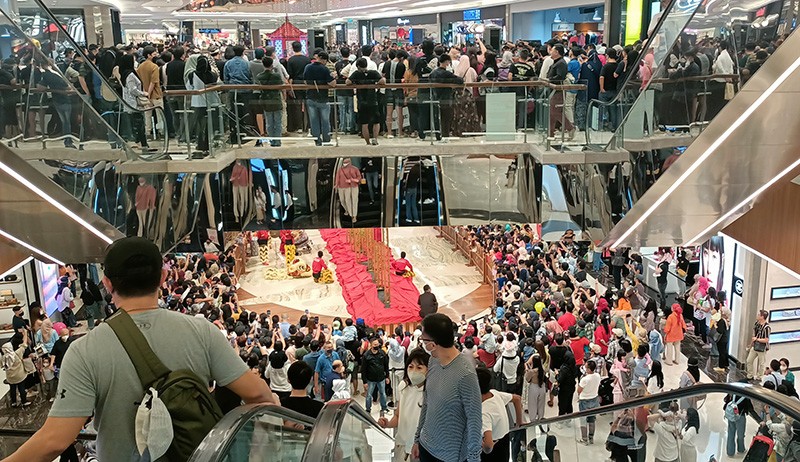 Pusat Perbelanjaan Membeludak, Pengunjung Antusias Nonton Barongsai - Bagian 7