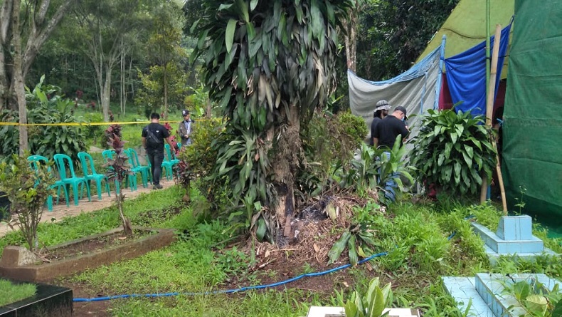 title Jenazah Halimah Korban Wowon Cs Dimakamkan Kembali di Cililin KBB seusai Diautopsi Jenazah Halimah Korban Wowon Cs Dimakamkan Kembali di Cililin KBB seusai Diautopsi