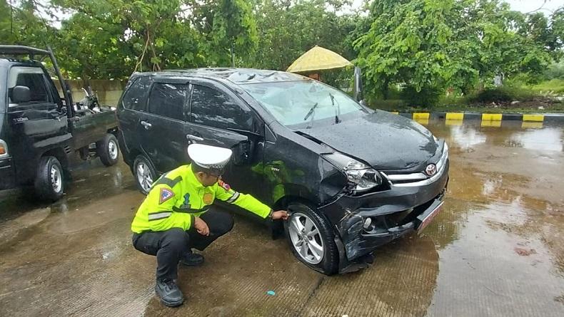 Pecah Ban, Mobil Dinas Protokol Wagub Jateng Terguling di Tol Batang