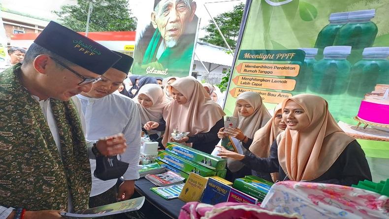 title Menparekraf Sandiaga Uno Optimistis Ekonomi Kreatif Berbasis Pesantren Terus Berkembang Menparekraf Sandiaga Uno Optimistis Ekonomi Kreatif Berbasis Pesantren Terus Berkembang