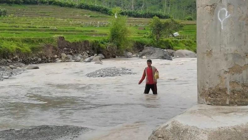 title Jembatan Putus, Warga di Banjarnegara Nekat Menyeberangi Sungai Berarus Deras Jembatan Putus, Warga di Banjarnegara Nekat Menyeberangi Sungai Berarus Deras