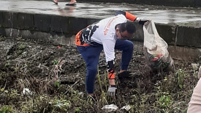 Prihatin Kondisi Masjid Al-Jabbar Kertajati Majalengka, Komunitas ini Bersih-bersih