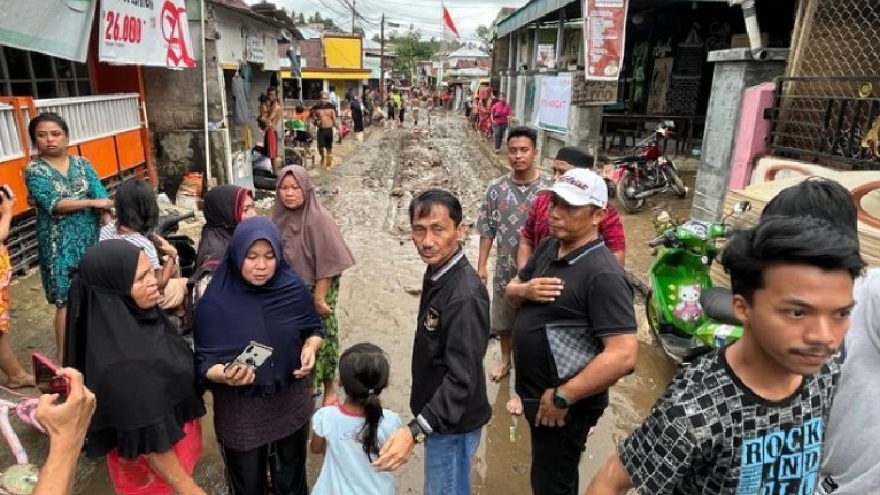 Bupati Gorontalo Serahkan Bantuan bagi Korban Banjir Manado