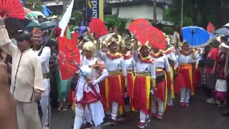 Diguyur Hujan, Parade Imlek di Denpasar Berlangsung Meriah 