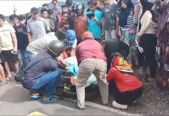 title Detik-detik Motor Tabrakan dengan Pikap di Mamuju hingga Mengakibatkan 1 Orang Tewas Detik-detik Motor Tabrakan dengan Pikap di Mamuju hingga Mengakibatkan 1 Orang Tewas