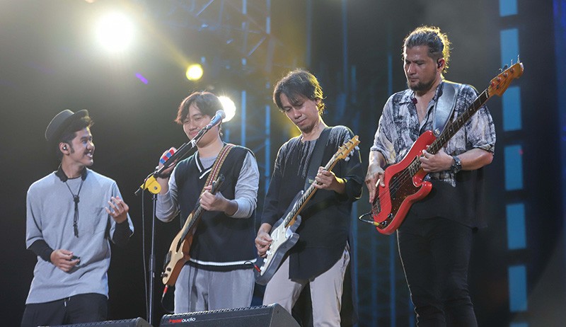 Penampilan Sheila On 7 Hibur Penggemar - Bagian 5