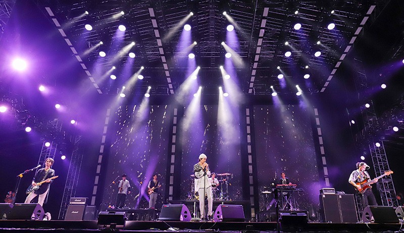 Penampilan Sheila On 7 Hibur Penggemar - Bagian 4