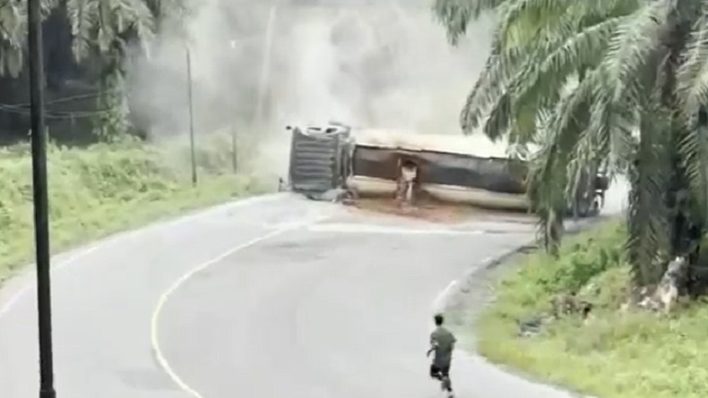 title Ngeri, Truk Pengangkut CPO 23 Ton Terguling di Labusel, sempat Mundur Tak Kuat Menanjak Ngeri, Truk Pengangkut CPO 23 Ton Terguling di Labusel, sempat Mundur Tak Kuat Menanjak