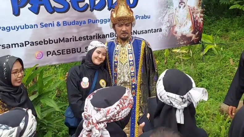 Warga Berebut Foto Bersama Ananda George di Peringatan Hari Jadi Padepokan Padjadjaran