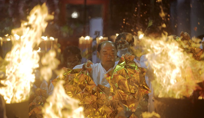 Warga Keturunan Tionghoa Ikuti Tradisi Bakar Kim Coa - Bagian 1