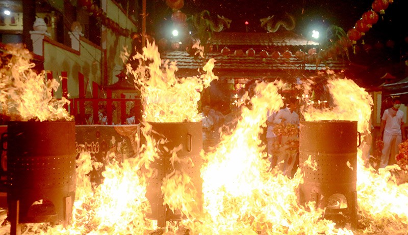 Warga Keturunan Tionghoa Ikuti Tradisi Bakar Kim Coa - Bagian 2