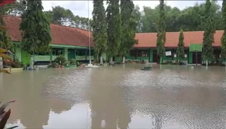 Banjir Rendam 2 Desa dan Sekolah di Mojokerto, Siswa Terpaksa Diliburkan