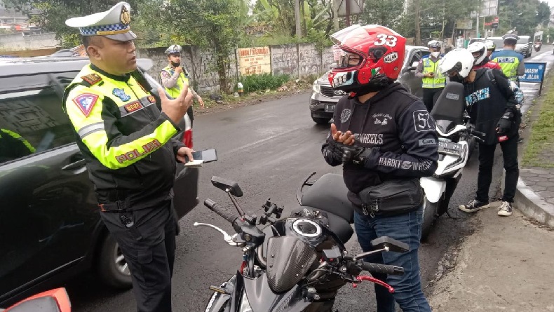 title 20 Motor Knalpot Bising Diamankan Polisi di Majalengka, Pemotor Tak Ditindak 20 Motor Knalpot Bising Diamankan Polisi di Majalengka, Pemotor Tak Ditindak