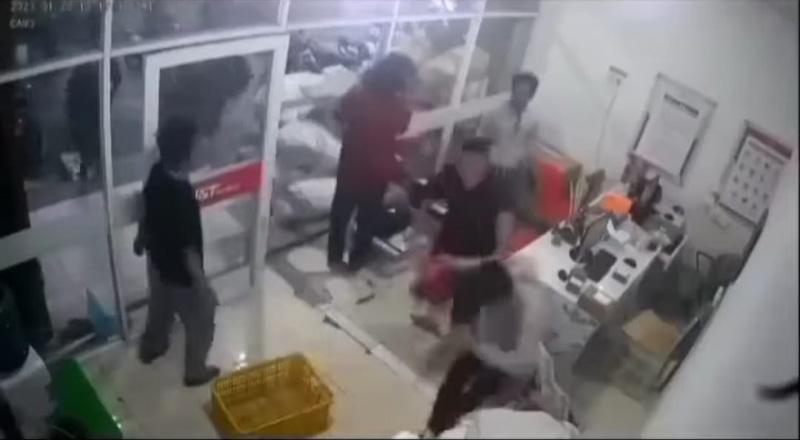 Viral Pemain Persis Solo Hajar Pelempar Bus, Manajemen: Itu Upaya Bela Diri