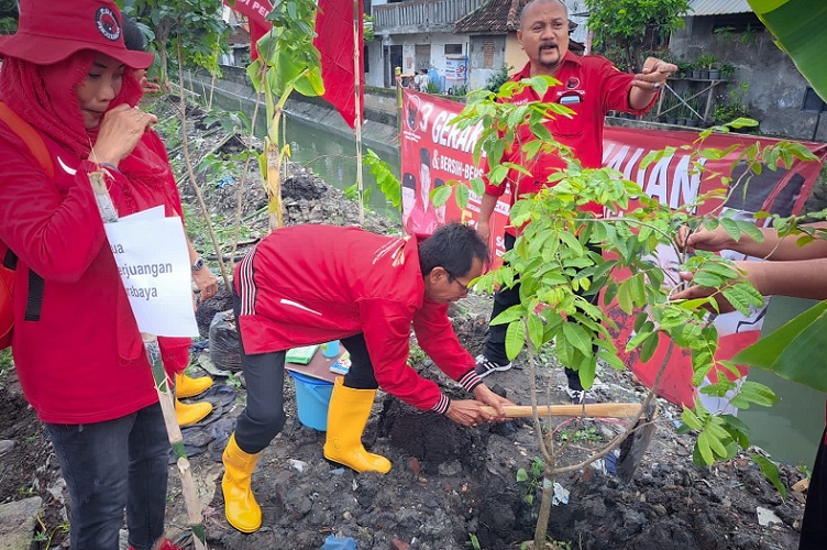 Rawat Kehidupan, PDIP Surabaya Tanam Pohon dan Bersih-Bersih Daerah Aliran Sungai