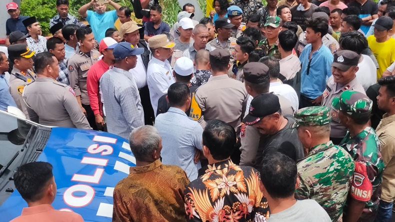  Kecewa Tuntutan Tak Digubris, Warga dan Mahasiswa Cegat Bupati Pasaman Barat 