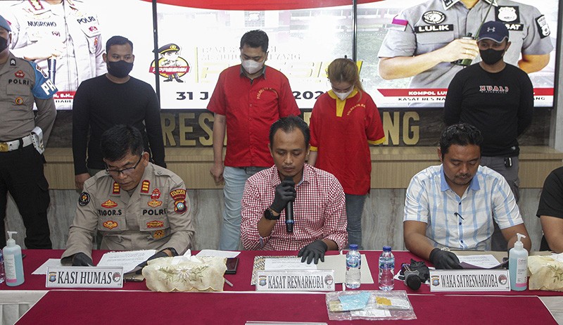 Mau Pesta Sabu di Hotel, Ini Tampang Anggota DPRD Batam saat Ditangkap Polisi - Bagian 2