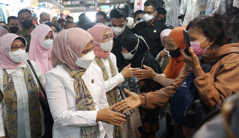 Naik Becak, Iriana Jokowi Belanja Batik di Pasar Beringharjo - Bagian 2